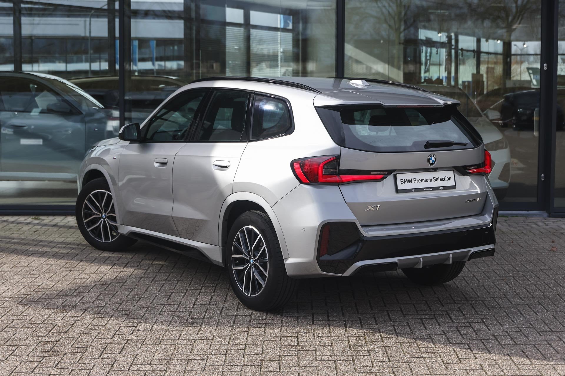 BMW X1 sDrive18i M Sport Automaat / Sportstoelen / Achteruit, Auto's, 136 pk, Gebruikt, Zwart, Met garantie (alle)