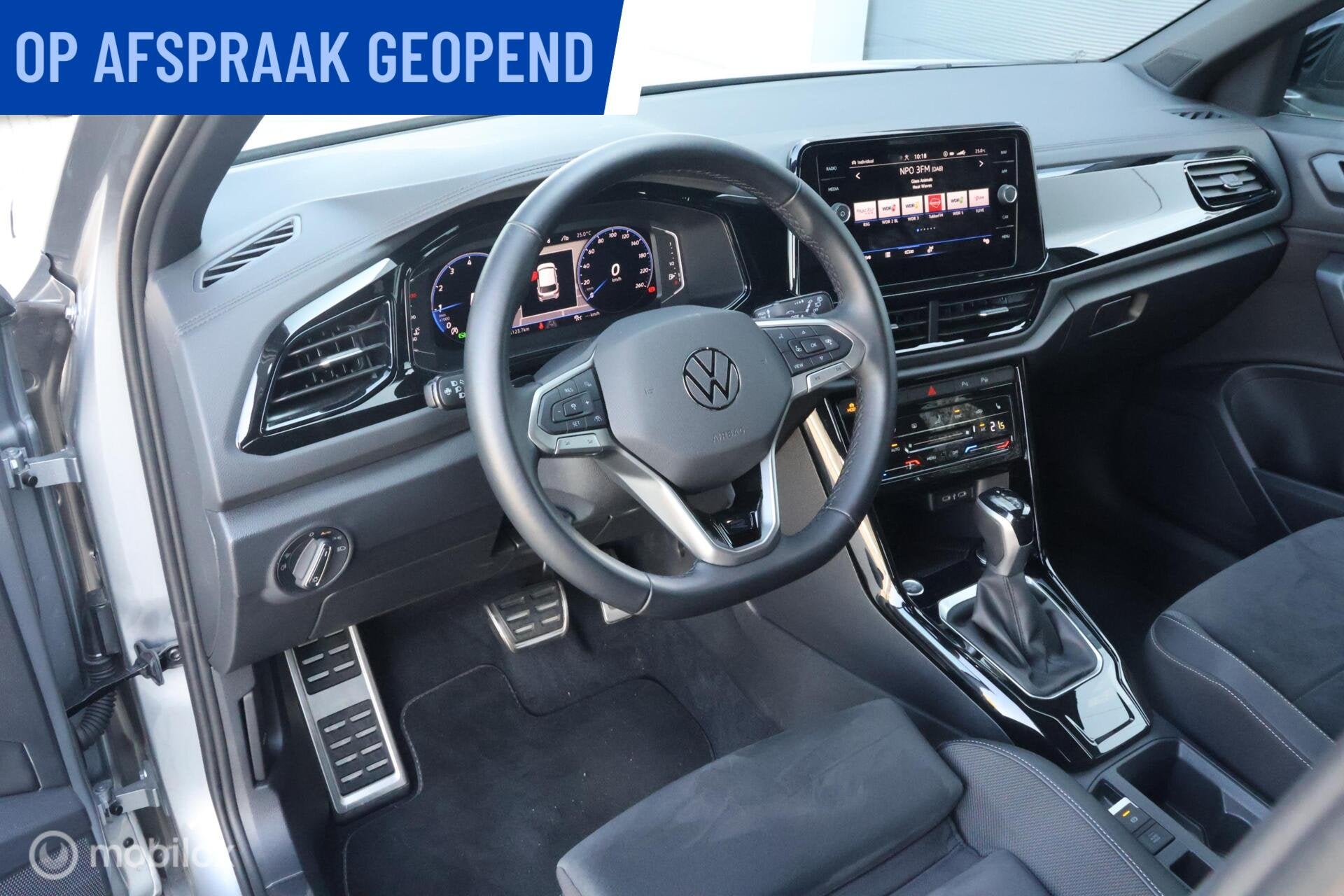 Volkswagen T-Roc 1.5 TSI DSG I R-Line | Black Style | CarPla, Auto's, Volkswagen, 1258 kg, Zwart, 4 cilinders, Leder en Stof