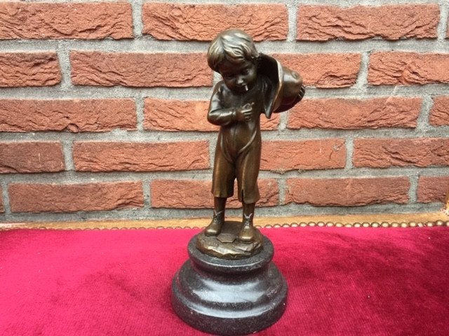 bronzen beeldje, rokend straatschoffie, Ophalen of Verzenden, Brons