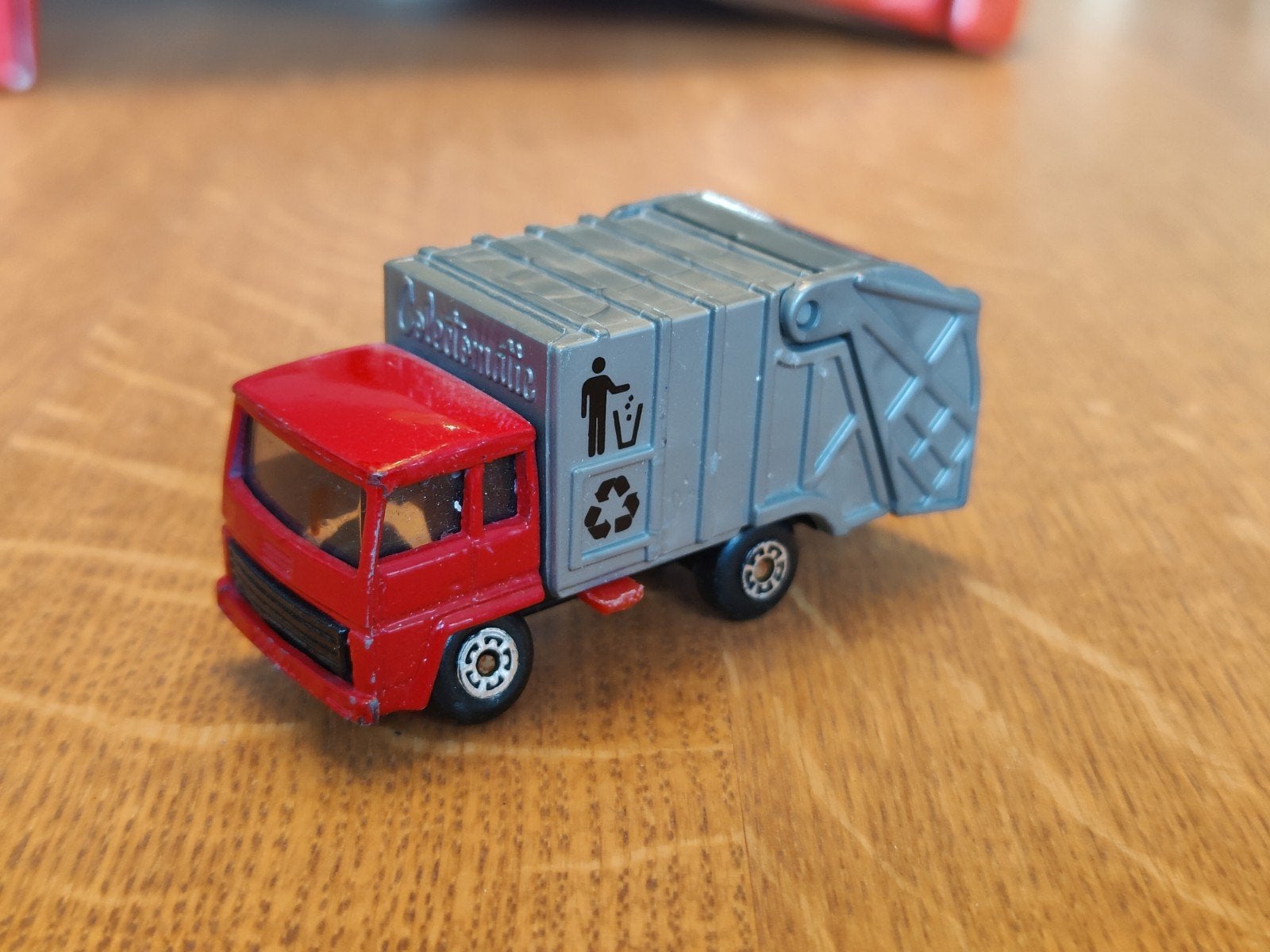 Matchbox Refuse Truck Vuilniswagen ROOD, Ophalen of Verzenden, Zo goed als nieuw, Bus of Vrachtwagen