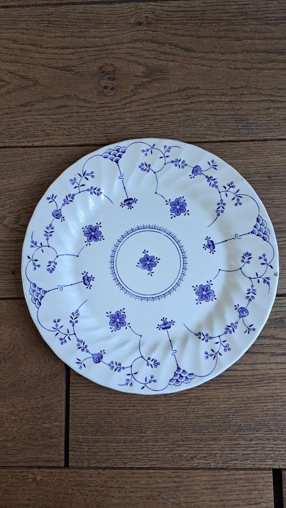 Prachtig bord Myott Finlandia, blauwe bloemetjes, Huis en Inrichting, Keuken | Servies, Ophalen of Verzenden, Zo goed als nieuw