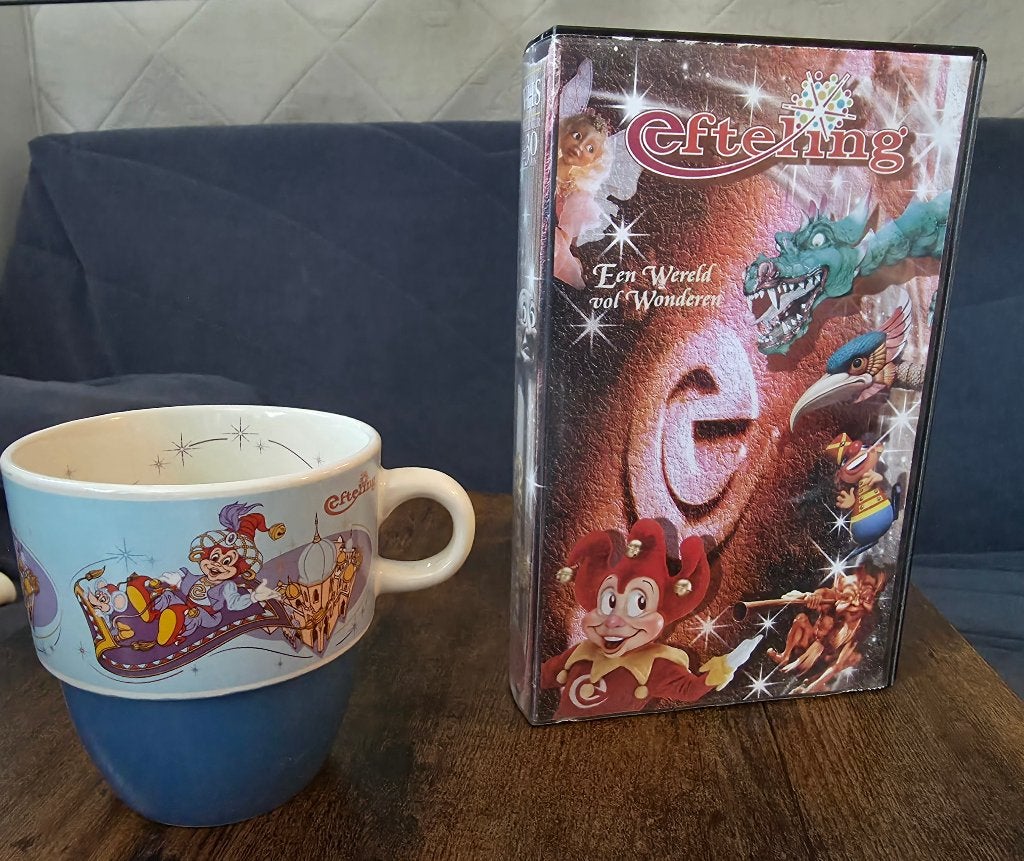 Efteling mok + videoband wereld vol wonderen (2000), Ophalen of Verzenden, Zo goed als nieuw, Gebruiksvoorwerp