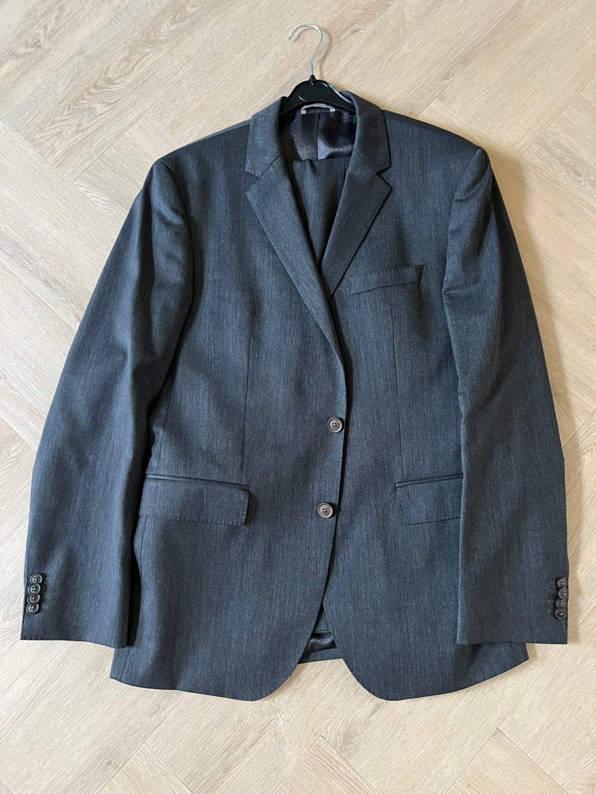 Hugo Boss pak donkergrijs maat 50, Kleding | Heren, Kostuums en Colberts, Ophalen of Verzenden, Gedragen, Maat 48/50 (M), Grijs