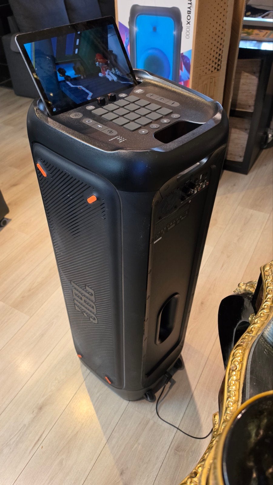 Foto 2 van JBL Partybox 1000 speaker Te Huur Met microfoon