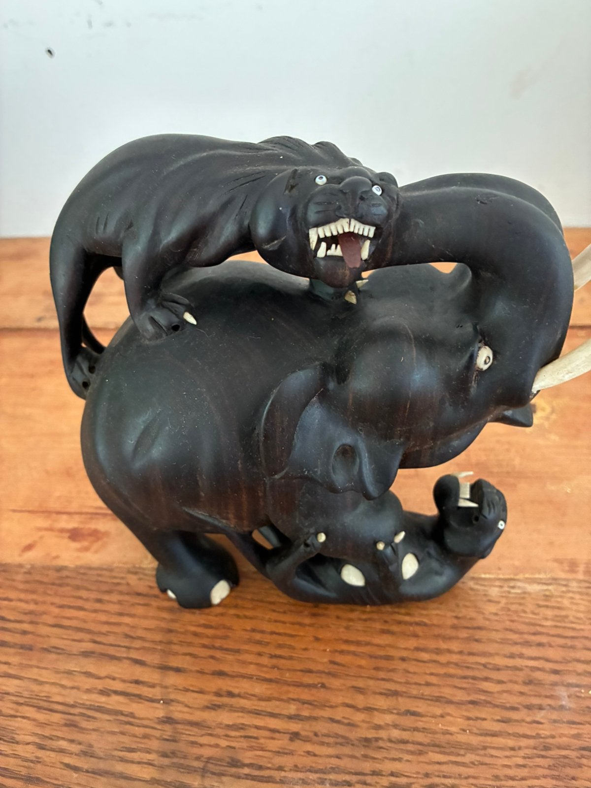 Zwart houten olifant aangevallen door tijgers, Verzamelen, Beelden en Beeldjes, Verzenden, Zo goed als nieuw, Dier