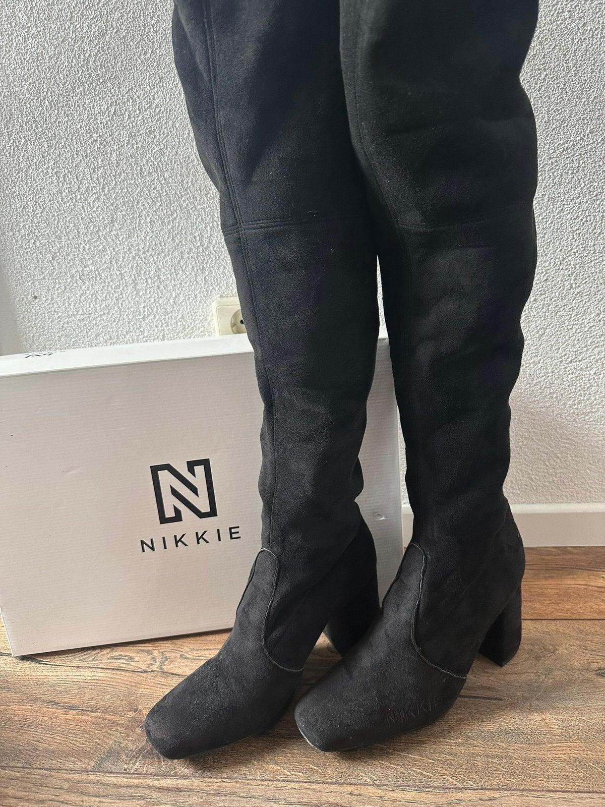 Nikkie Zwarte Pilar Overknee Boots in maat 40, Kleding | Dames, Schoenen, Hoge laarzen, Zwart, Ophalen of Verzenden, Zo goed als nieuw