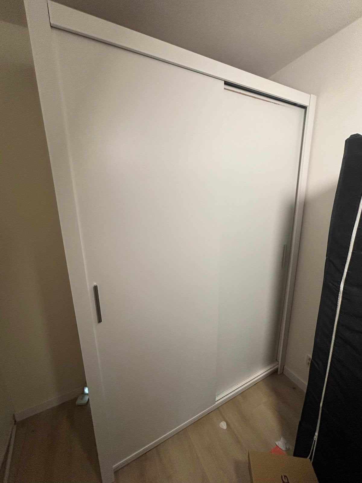 Witte ikea kledingkast met schuifdeuren en planken, Ophalen, Met plank(en), Kunststof, 100 tot 150 cm