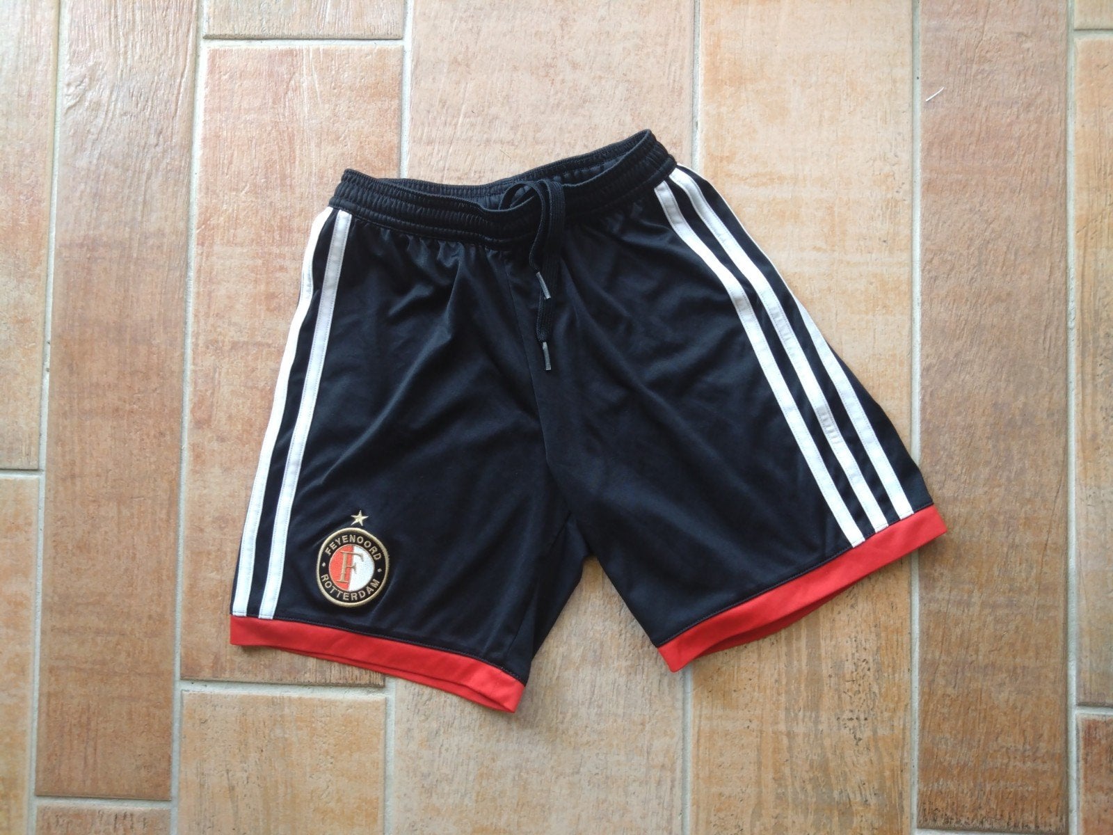 Adidas Feyenoord Short Maat 140 Zwart Rood, Kleding | Heren, Ophalen of Verzenden, Zo goed als nieuw