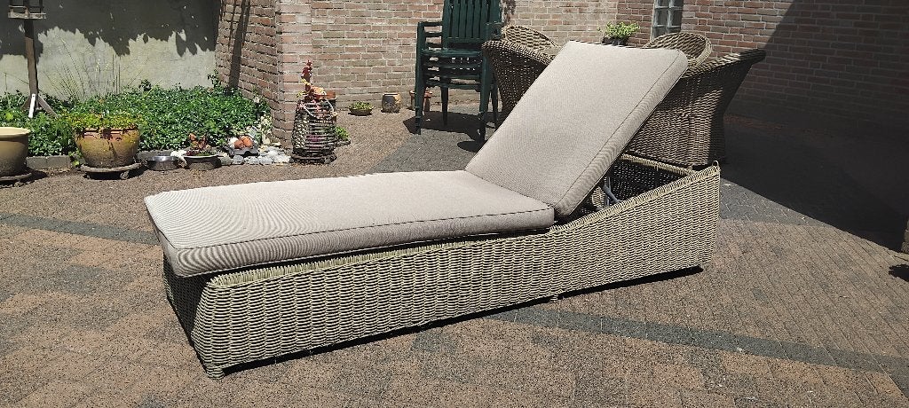 Lounge ligbed met ligkussen Taupe kleur. Bieden mogelijk!, Ophalen, Gebruikt, Kunststof, Verrijdbaar