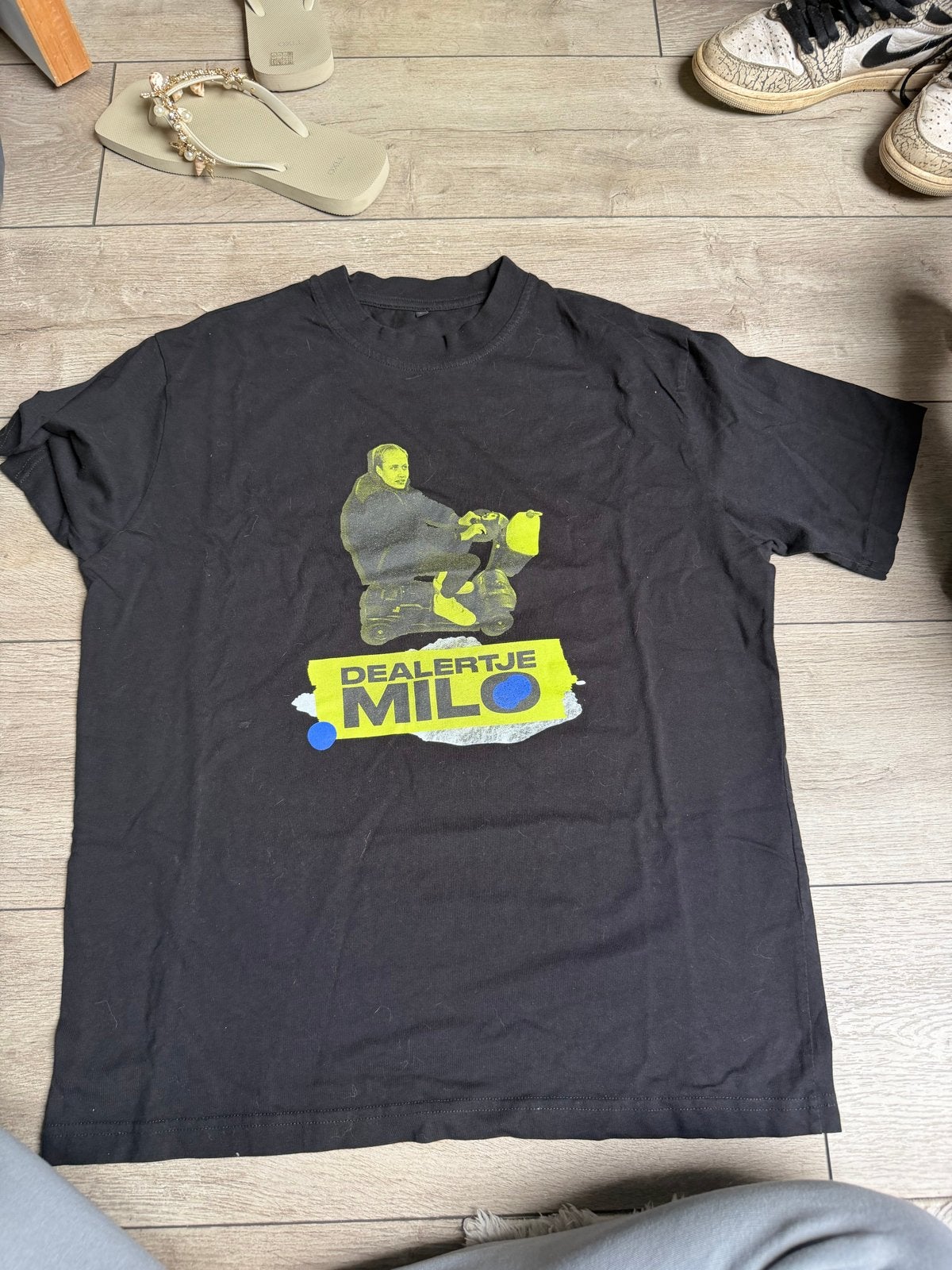 Bankzitters Merch Dealertje Milo T-shirt, Kleding | Heren, Verzenden, Zo goed als nieuw, Maat 48/50 (M), Zwart