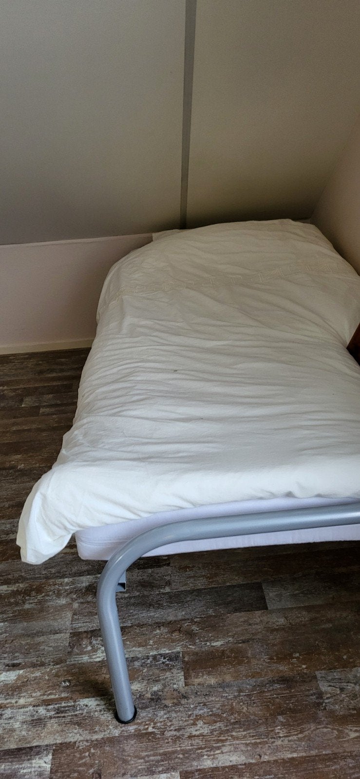 Eenpersoonsbed met metalen frame, Huis en Inrichting, Slaapkamer | Bedden, Ophalen, Gebruikt, 90 cm, Eenpersoons