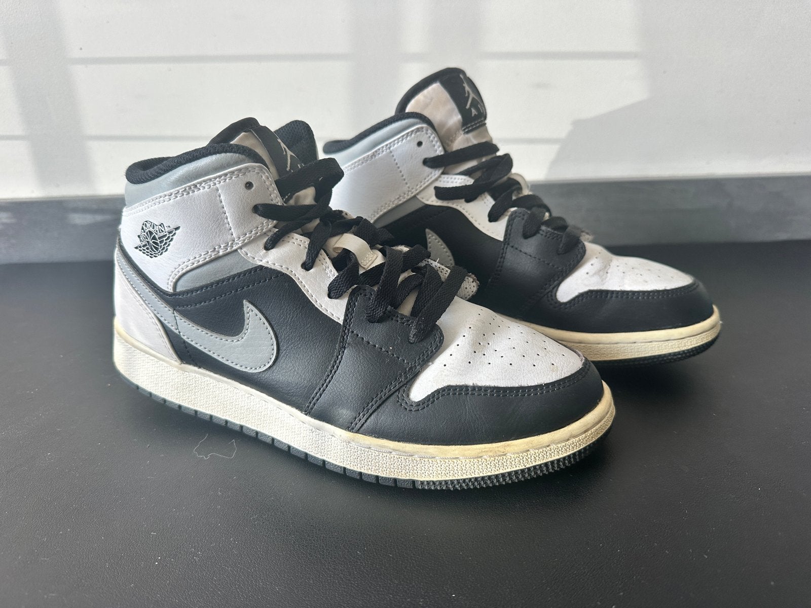 Nike Air Jordan 1 Mid Light Smoke Grey - Maat 40, Kleding | Dames, Ophalen of Verzenden, Gedragen, Zwart, Sneakers of Gympen