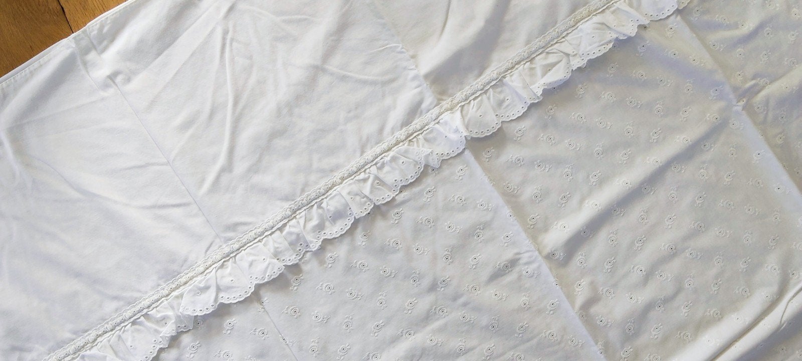 Eenpersoons wit katoenen dekbedovertrek met broderie en ruch, Wit, Dekbedovertrek, Katoen, Ophalen of Verzenden