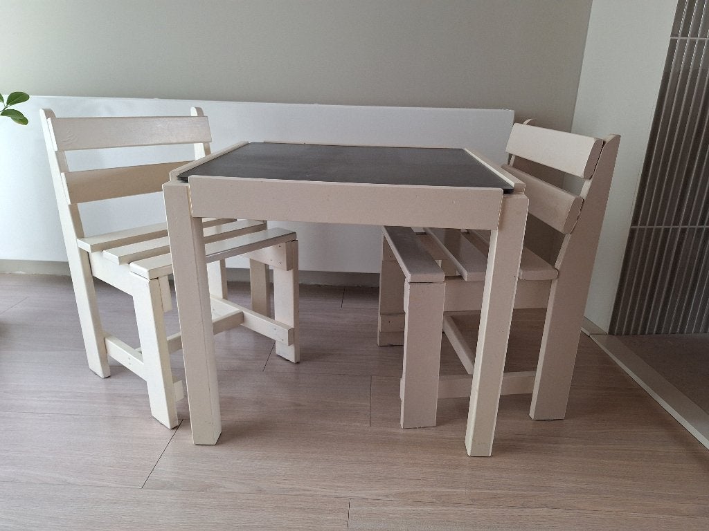 Leuk voor kinderen: tafel met 2 stoeltjes, Ophalen, Zo goed als nieuw, Tafel(s) en Stoel(en)