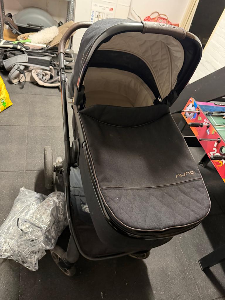 Complete 2 in 1 Nuna kinderwagen, Kinderen en Baby's, Kinderwagens en Combinaties, Zo goed als nieuw, Verstelbare duwstang, Ophalen