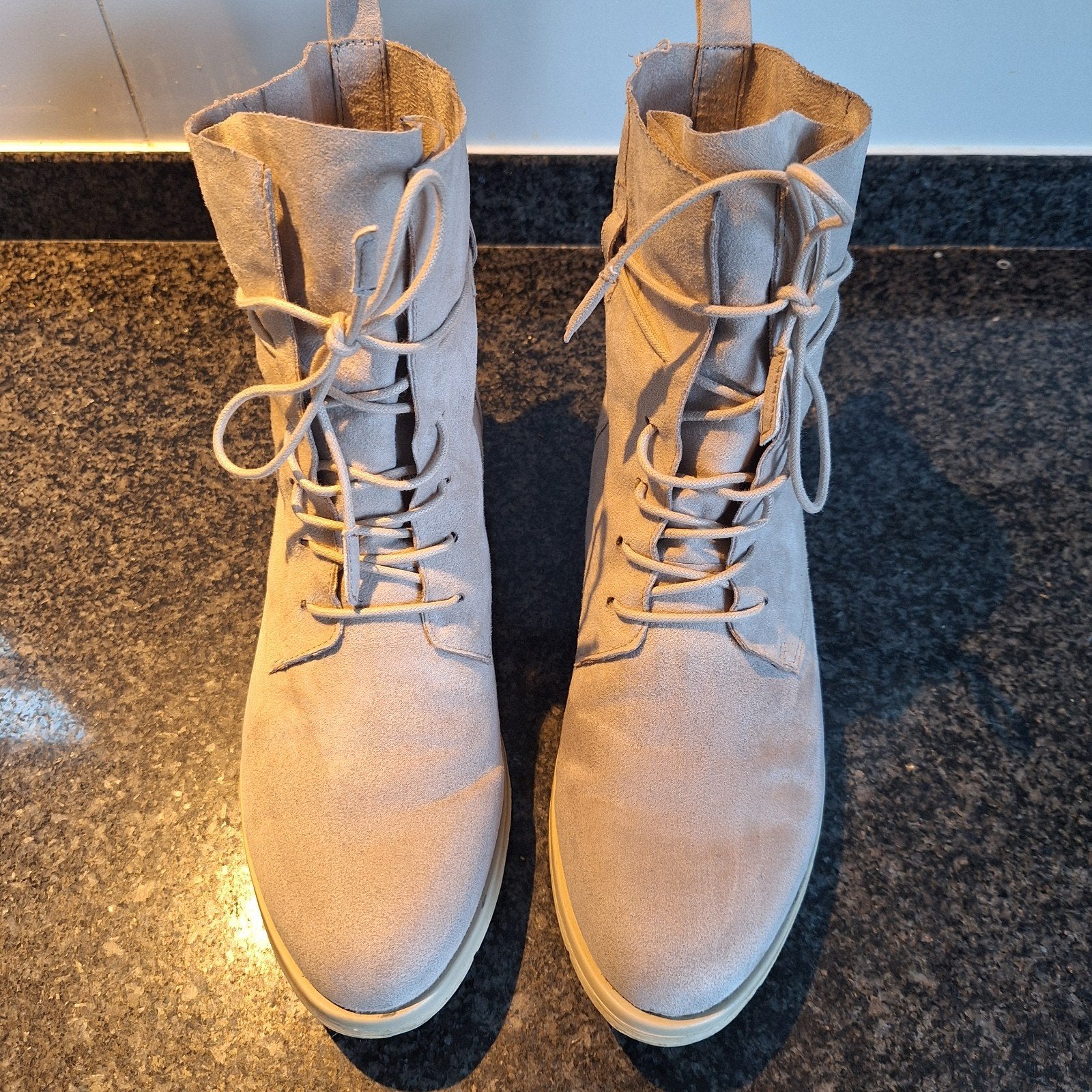 Korte enkellaarsjes, Nova, mt 41, beige suede, nieuwstaat!, Kleding | Dames, Beige, Lage of Enkellaarzen, Nova, Ophalen of Verzenden