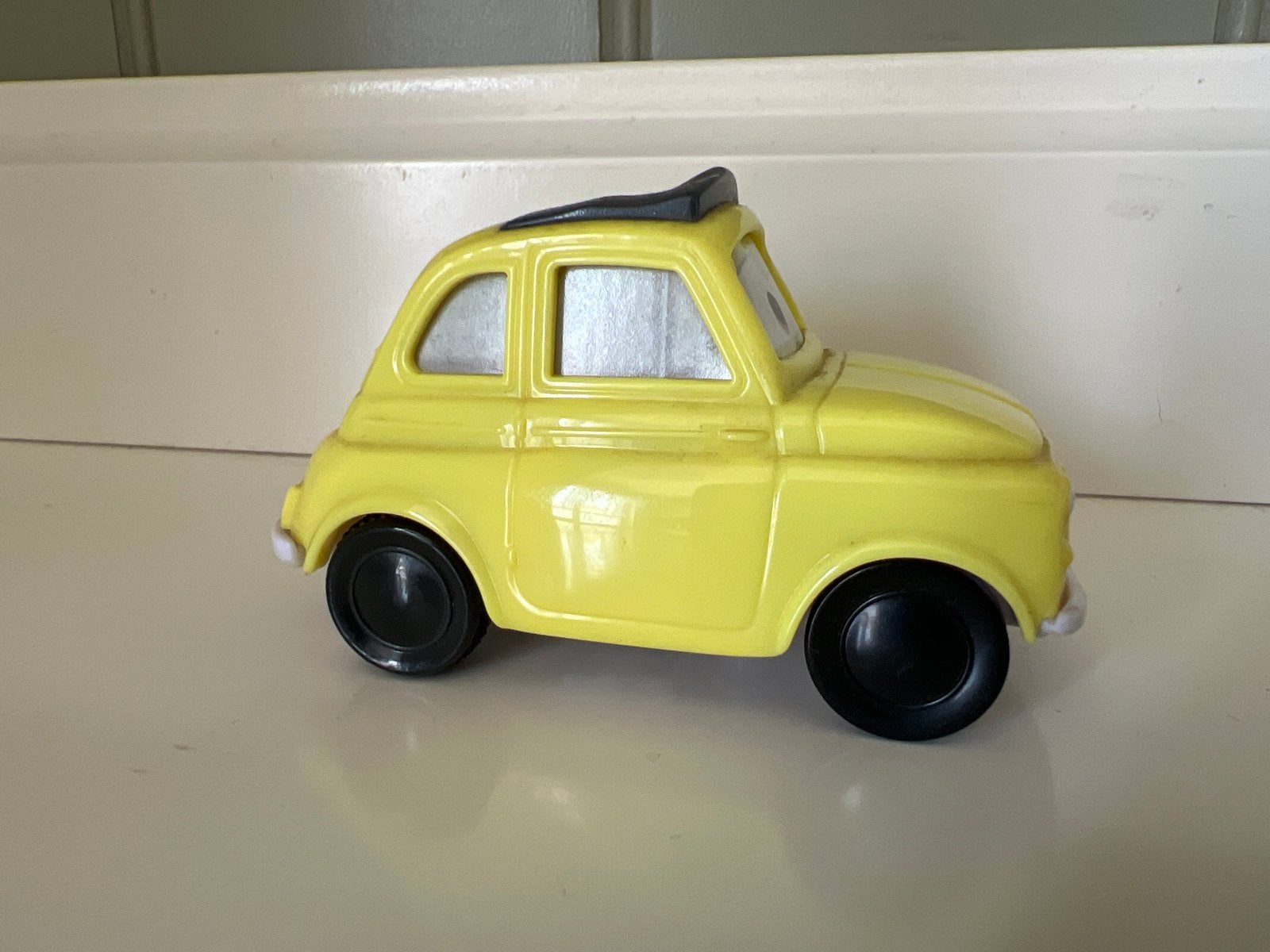 Gele speelgoedauto Fiat 500 - Cars Luigi, Verzamelen, Disney, Ophalen of Verzenden, Overige figuren, Gebruikt, Beeldje of Figuurtje
