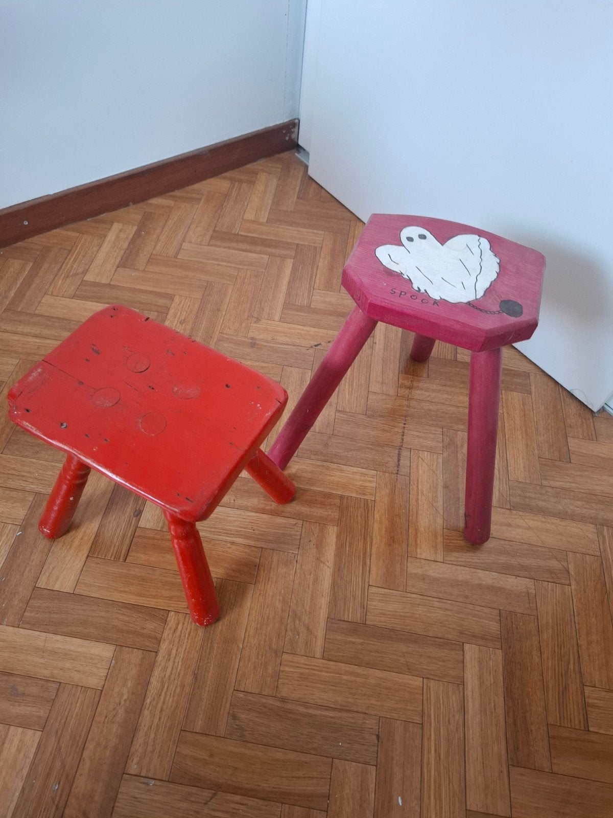 2 Sterke Houten Krukjes - Rood en Roze met Spookje, Ophalen of Verzenden, Gebruikt, Hout