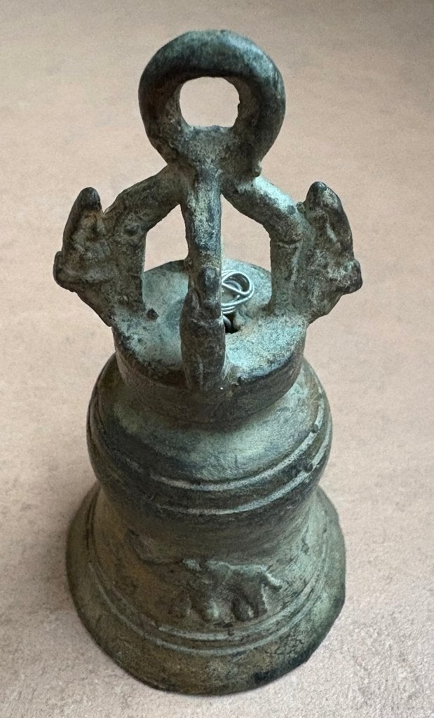 Antieke bronzen tempelbel met 2 olifantjes, Ritueel object, Ophalen of Verzenden, Groen, Versierd