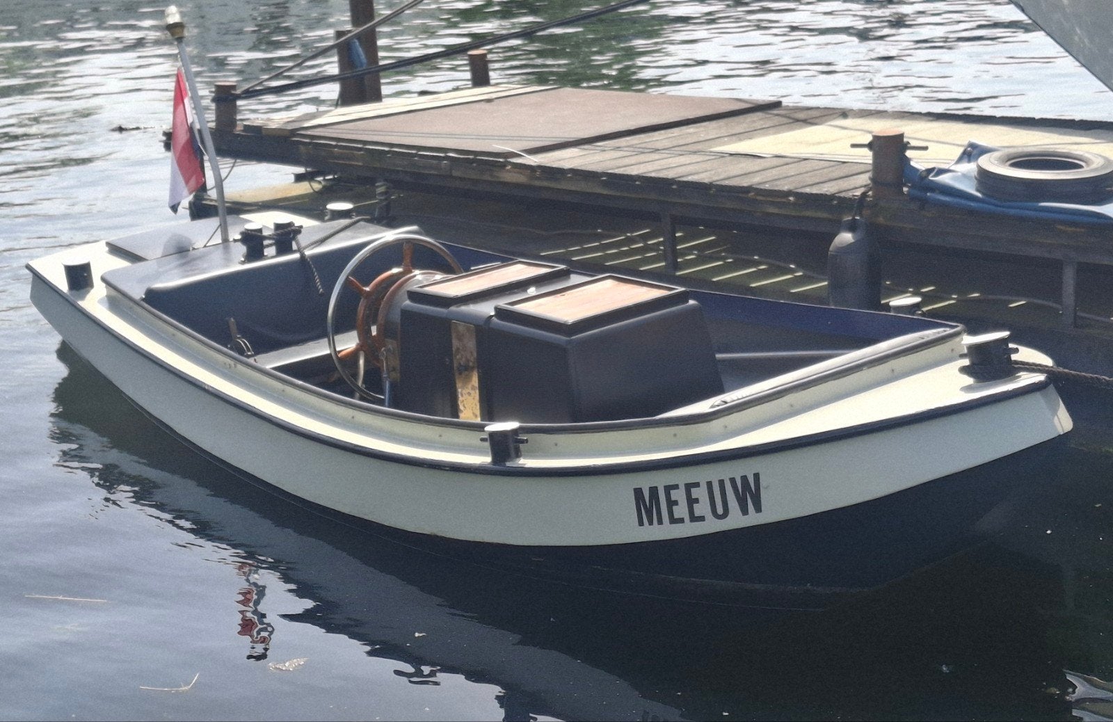 Klein stalen motorvletje met twee cil.inboord Diesel, Ophalen, Diesel, Hydraulische besturing