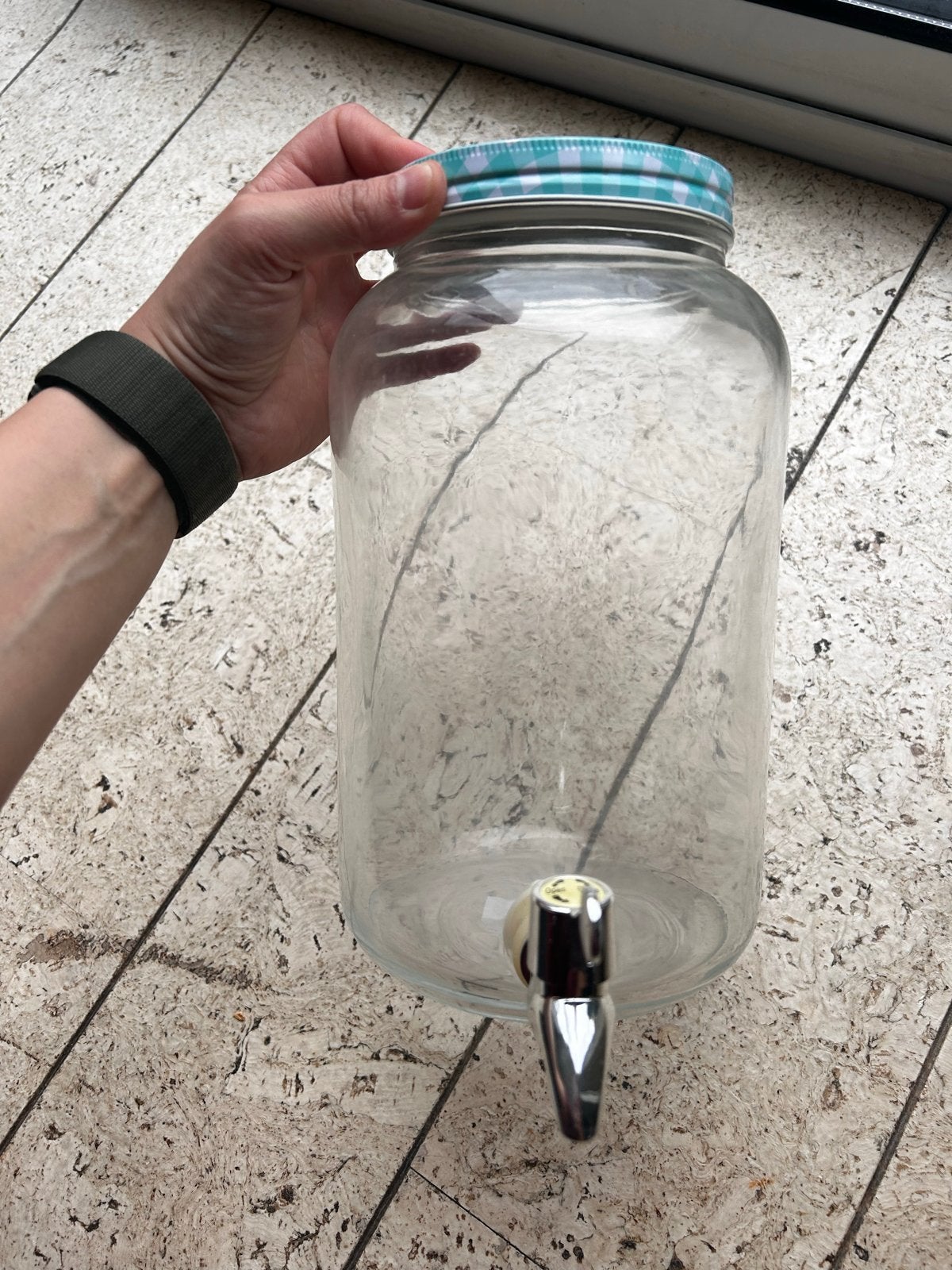 Glazen drankdispenser met kraantje en geruit deksel, Ophalen, Zo goed als nieuw, Meerkleurig, Overige merken