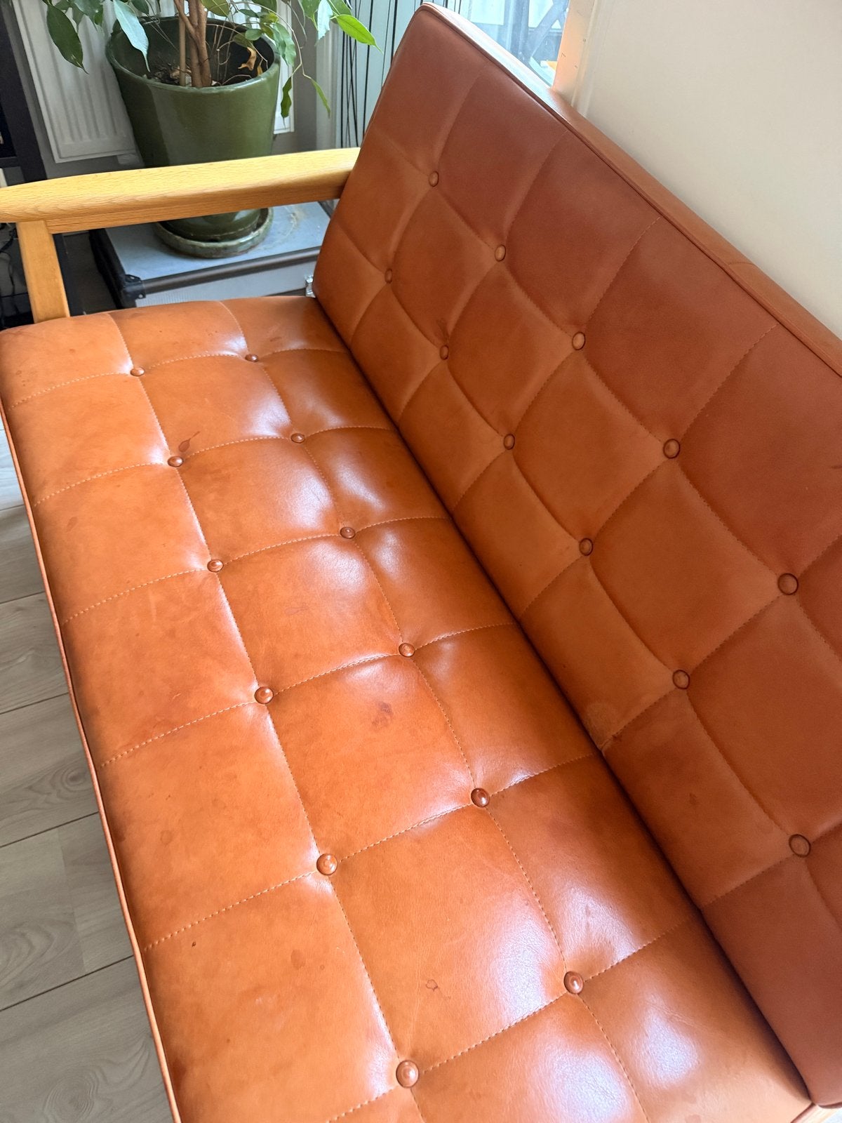 Vintage tweepersoonsbankje van leer en hout, Ophalen, Gebruikt, 150 tot 200 cm, Tweepersoons
