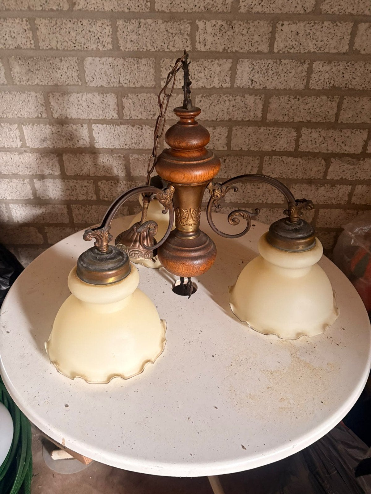 Vintage houten en messing hanglamp met 2 kappen, Antiek en Kunst, Ophalen of Verzenden