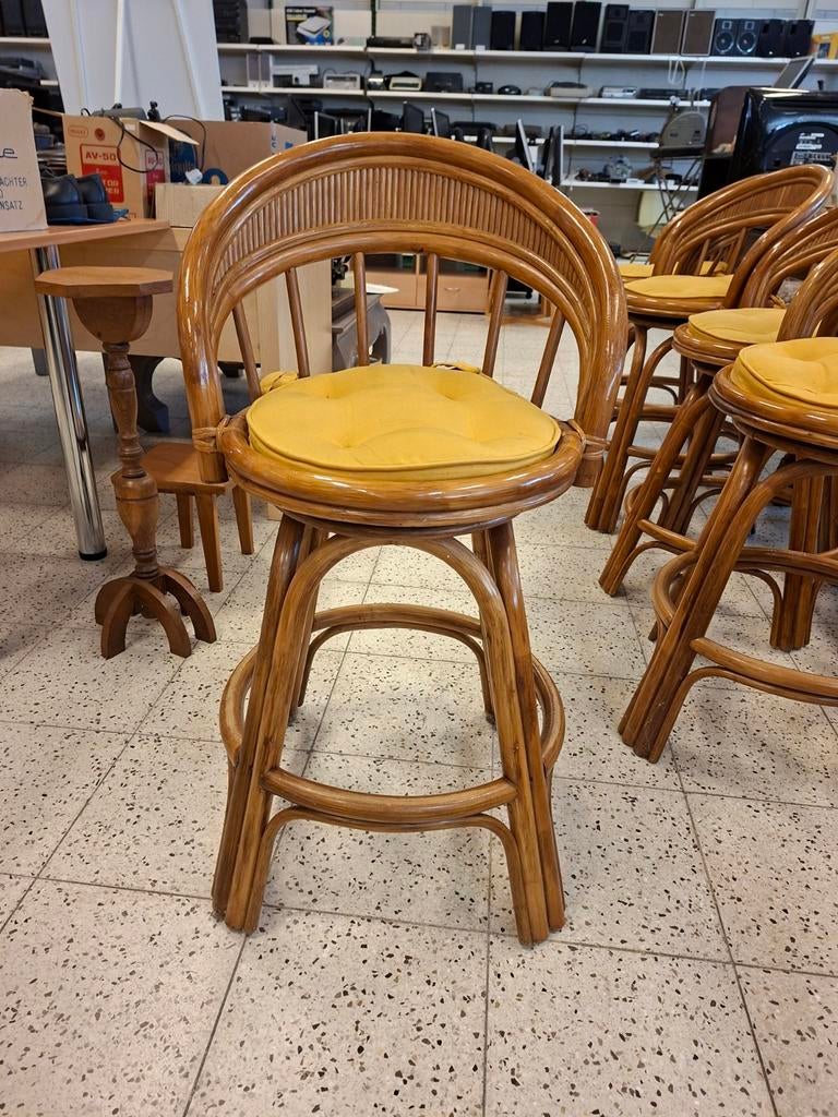 2 Rotan barkrukken met gele kussens, Huis en Inrichting, Barkrukken, Ophalen, Met voetsteun, 90 cm of meer, Riet