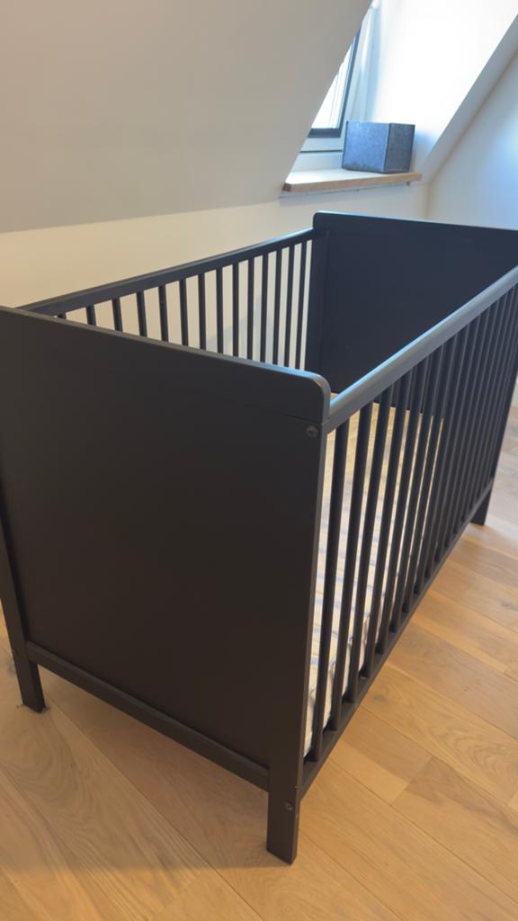 Zwart verstelbaae babybedje ledikant met matras, Ophalen, Gebruikt, Ledikant