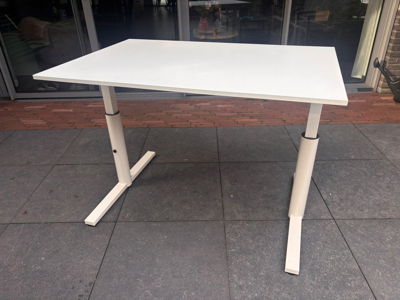 Wit in hoogte verstelbaar bureau / tafel (68-84 cm), Ophalen, Gebruikt, Metaal, In hoogte verstelbaar
