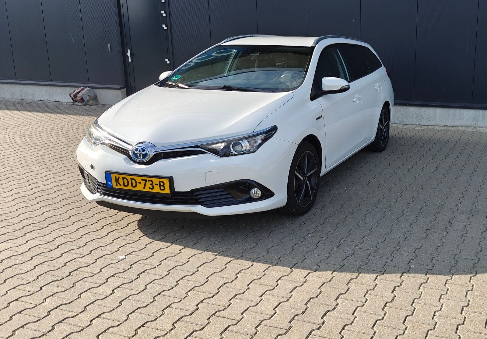Toyota Auris 1.8 Hybrid 136pk Aut 2017 Wit, Auto's, Zwart, Alcantara, Wit, Bluetooth