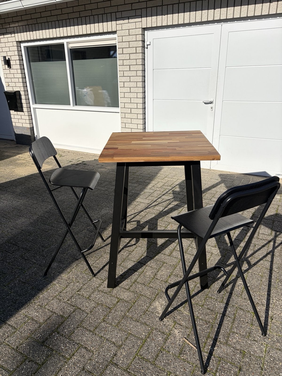 Hoge tafel met twee krukken - ideaal voor kleine ruimtes, Huis en Inrichting, Gebruikt, Ophalen of Verzenden, 90 cm of meer, Hout