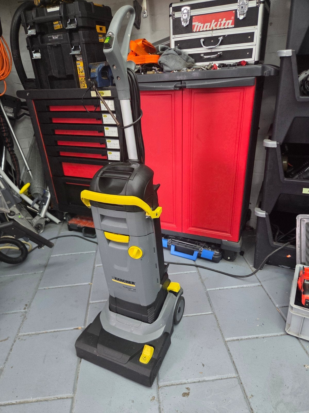 Kärcher BR 30/4 c schrobzuigmachine, Ophalen of Verzenden, Zo goed als nieuw, Schrobmachine