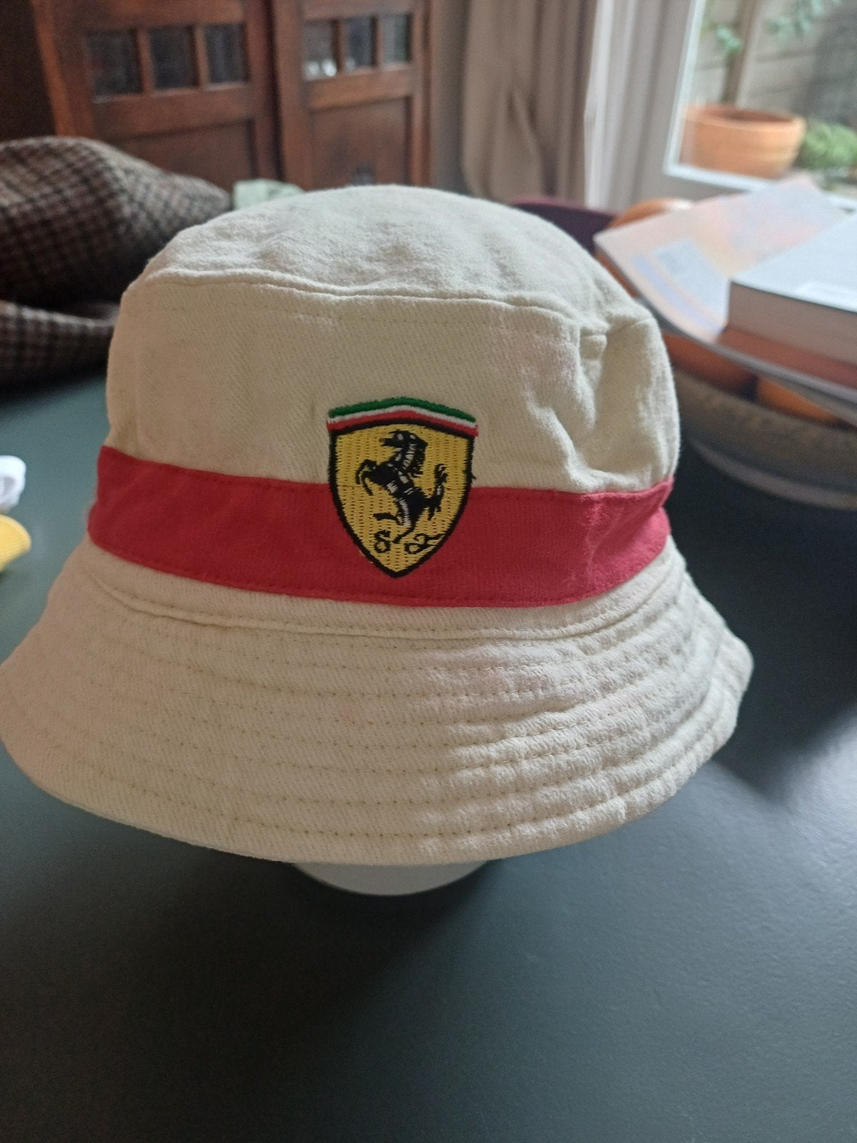Ferrari Bucket Hat - Crème met Rood Detail, Ferrari, Hoed, Ophalen of Verzenden, Gedragen