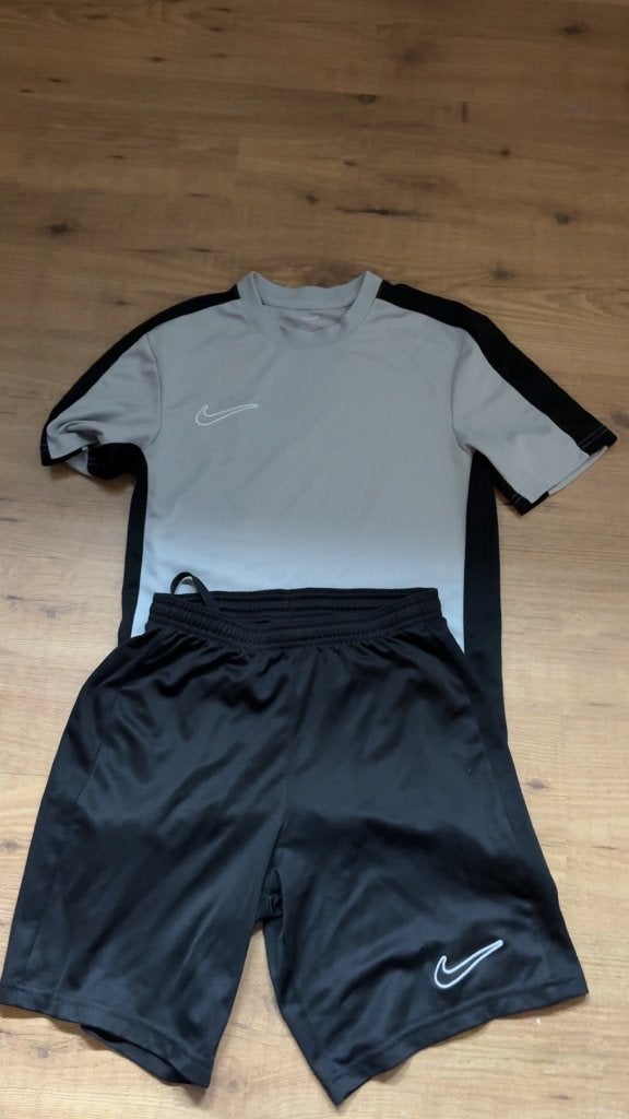 Grijze Nike setje, Nike, Ophalen of Verzenden, Zo goed als nieuw, Voetbal