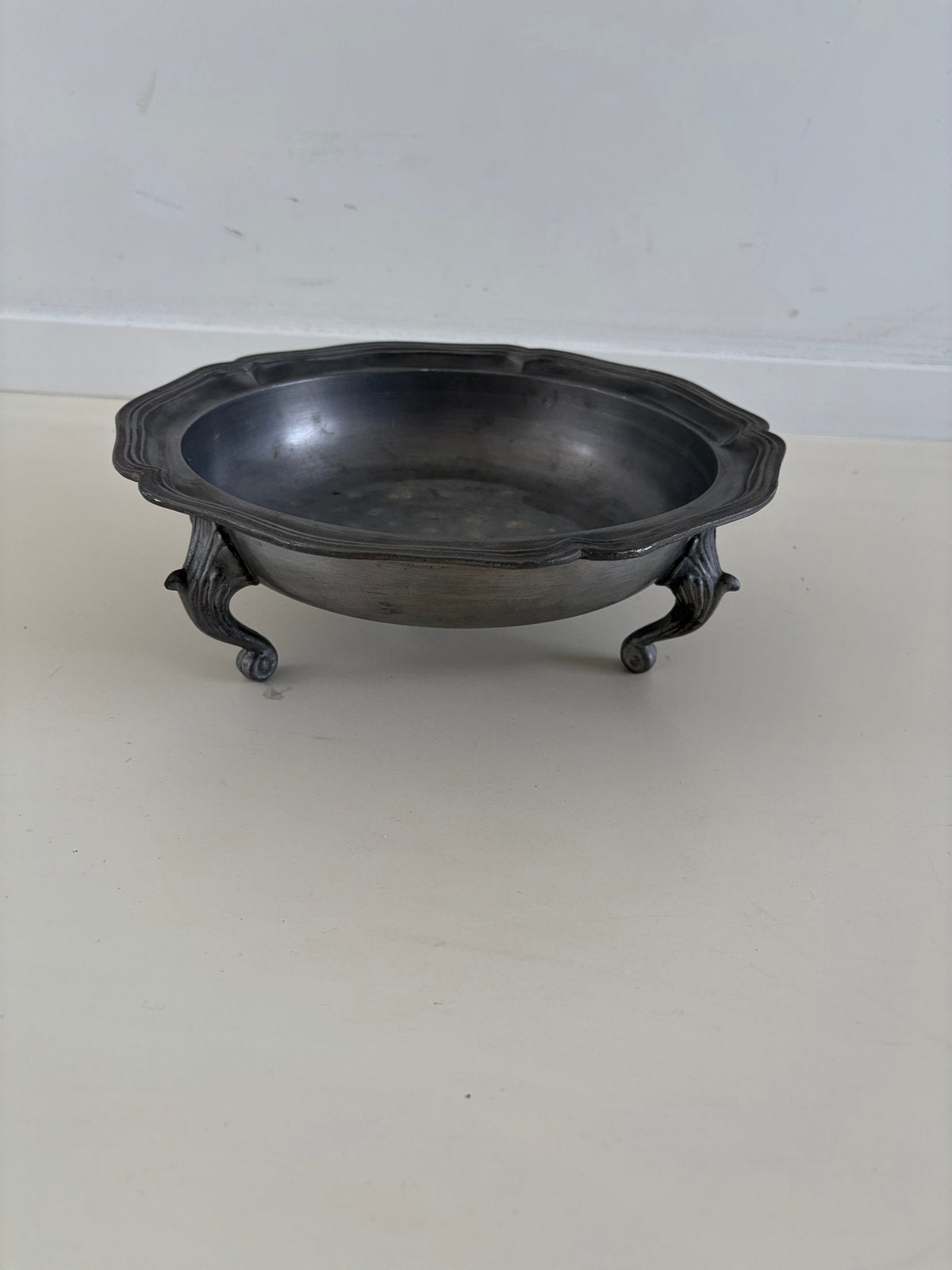 Antieke tinnen schaal op pootjes - 26 cm diameter, Antiek en Kunst, Ophalen of Verzenden