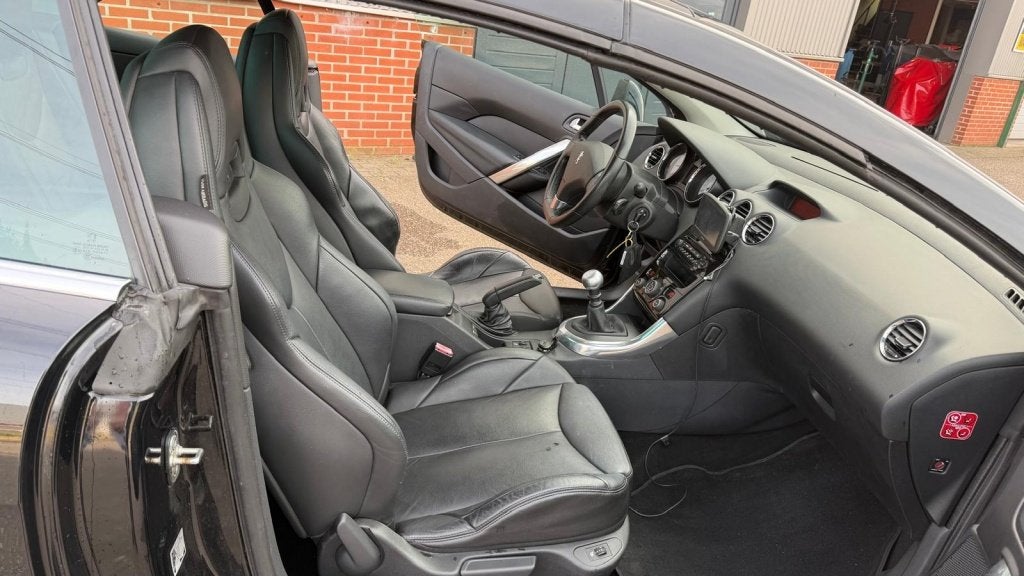 Foto 16 van Peugeot 308 CC 1.6 THP Noir & Blanc (bj 2010)