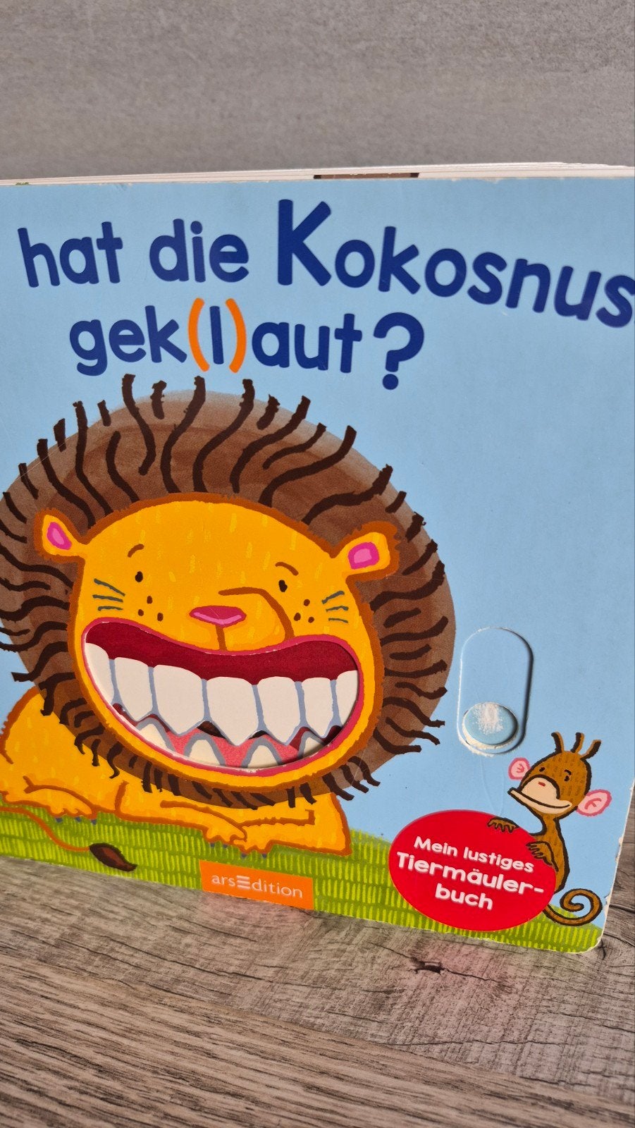 Wie heeft de kokosnoot gestolen?  kinderboek  in het duits, Ophalen of Verzenden, Gelezen, Fictie algemeen, Uitklapboek