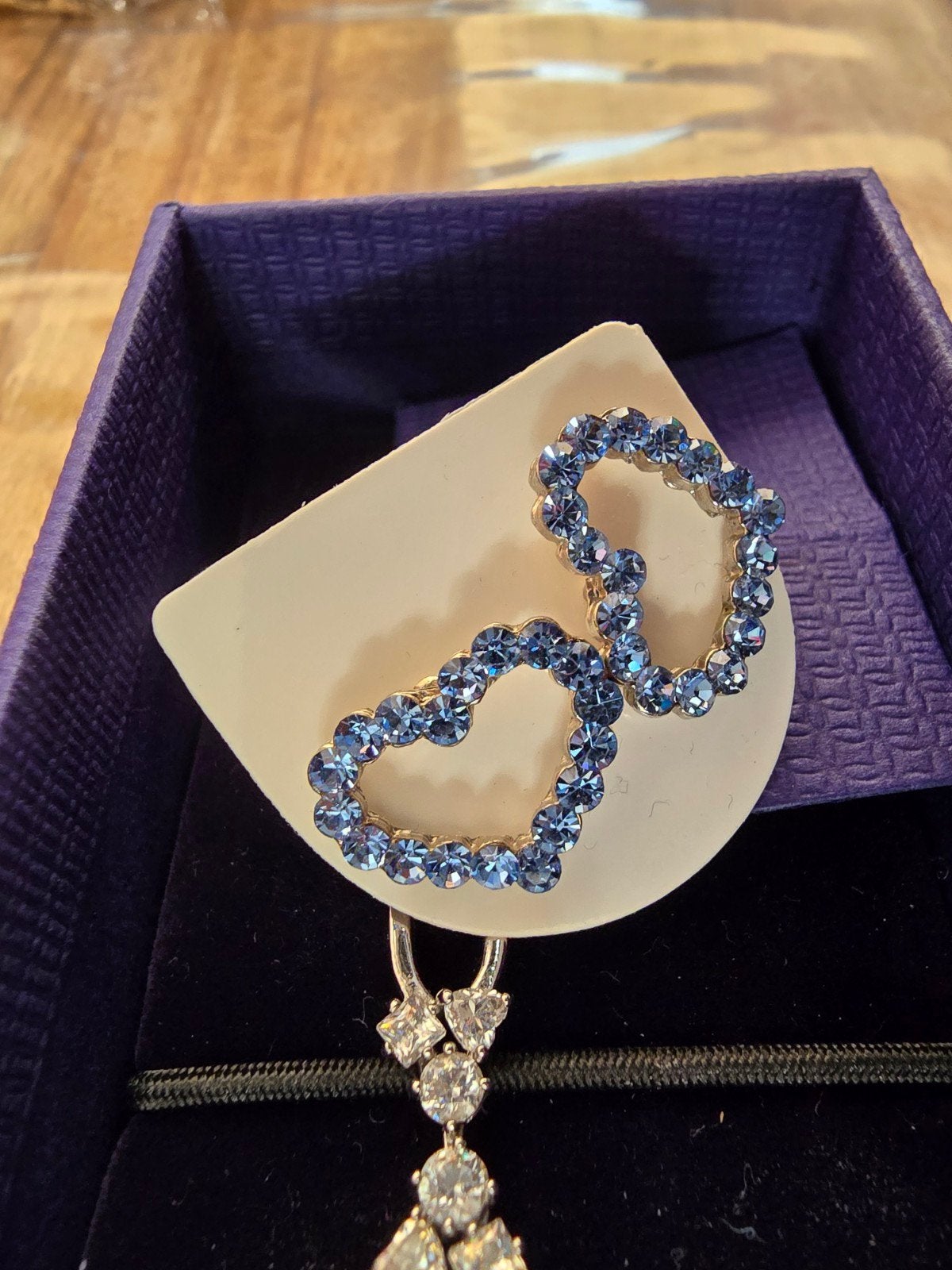 Hartjes oorbellen met blauwe kristallen, Met kristal, Overige materialen, Blauw, Nieuw