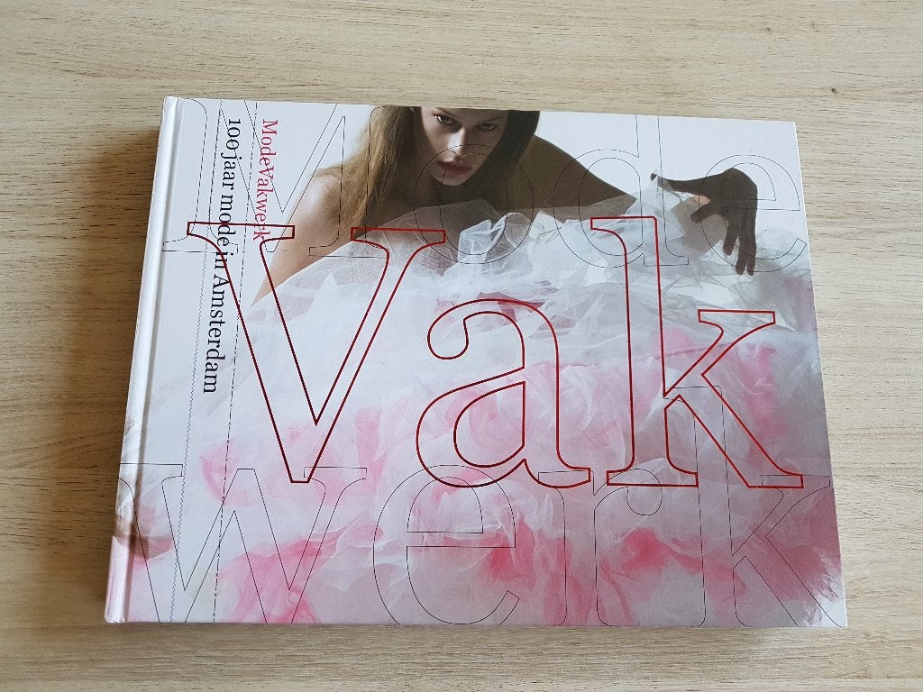 Boek 'Vakwerk 100 jaar mode in Amsterdam', Ophalen of Verzenden, Zo goed als nieuw, Fotografen