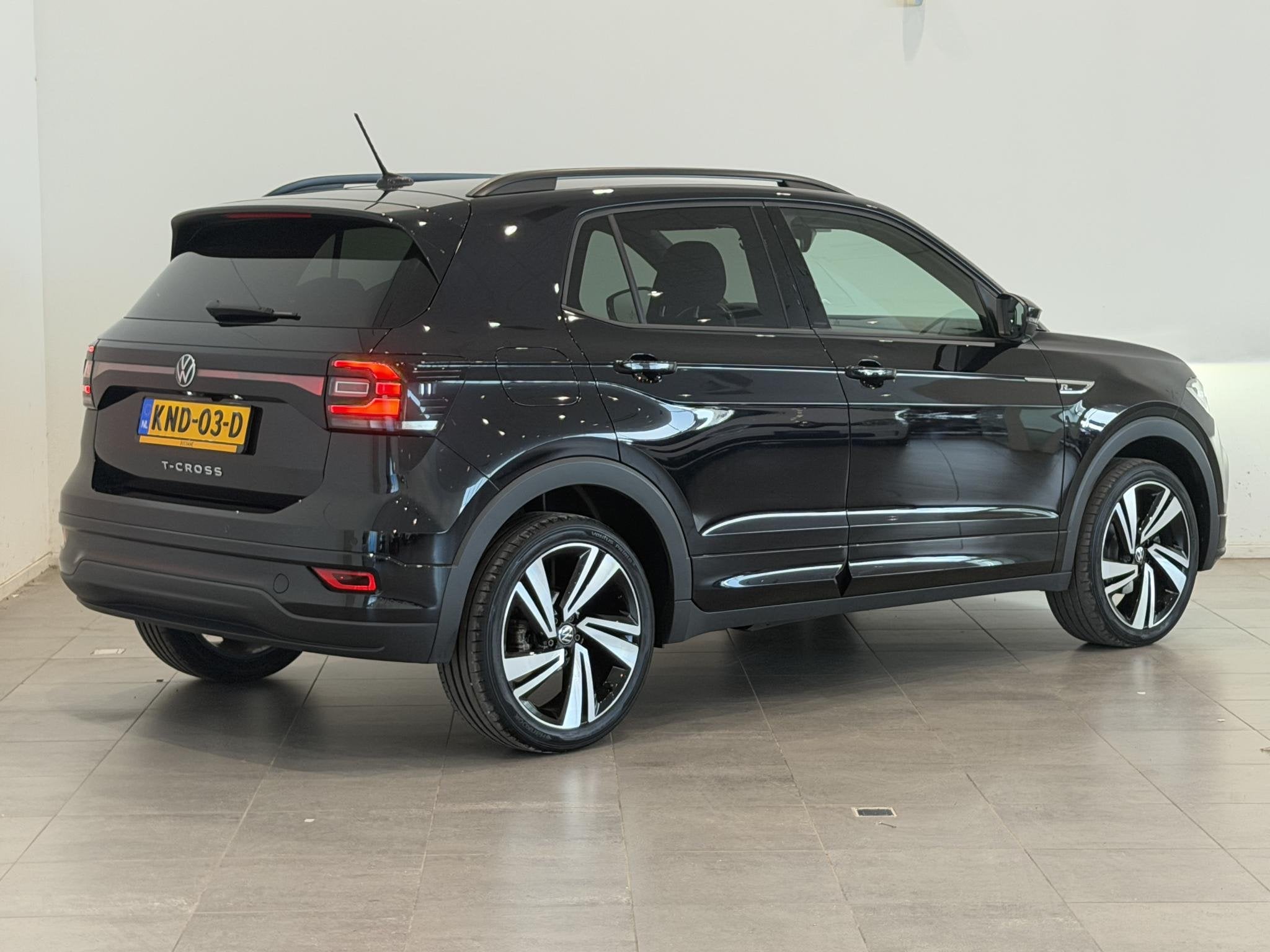 Volkswagen T-Cross 1.0 TSI R-Line | Automaat | Stoelverwarmi, Auto's, T-Cross, Gebruikt, Met garantie (alle), Zwart