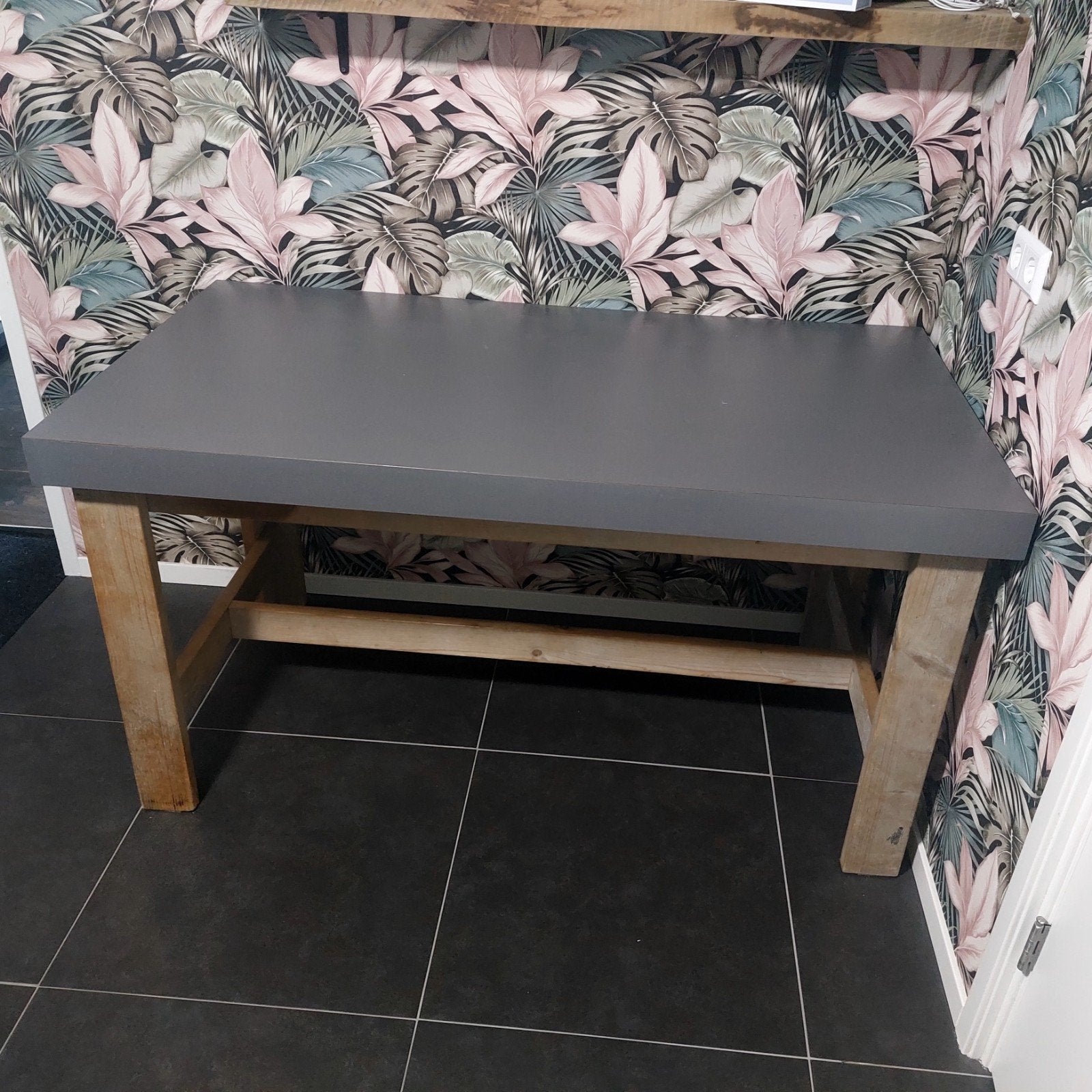 Robuuste tafel met grijs blad en houten onderstel, Huis en Inrichting, Gebruikt, 100 tot 150 cm, Modern, Industrieel, Overige houtsoorten