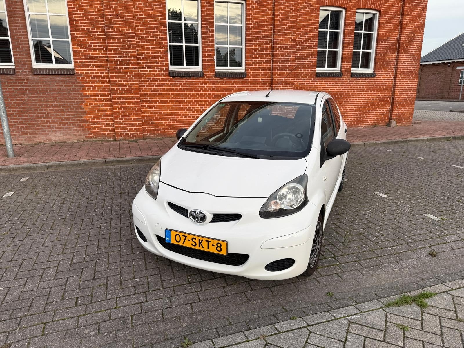 Toyota Aygo 1.0 12V Vvt-i 5DRS 2011 Wit, Auto's, Voorwielaandrijving, Stof, Zwart, 4 stoelen