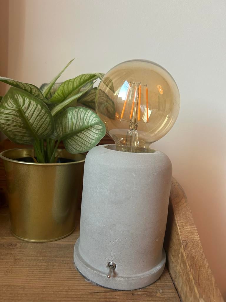 Betonnen tafellampje van Kwantum met lamp, Huis en Inrichting, Lampen | Tafellampen, Ophalen, Gebruikt, Overige materialen, Minder dan 50 cm