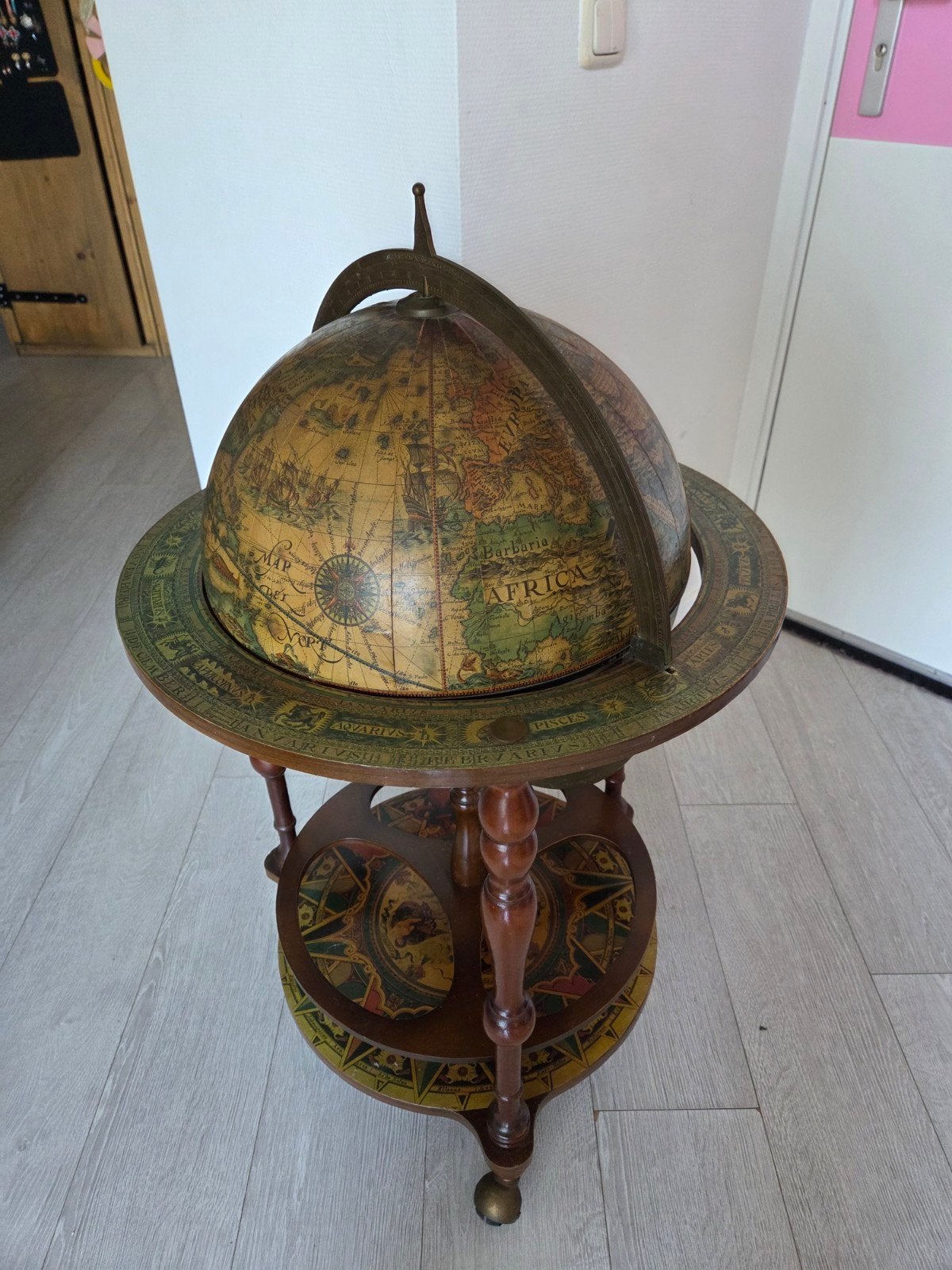 Antieke wereldbol bar globe met lichte beschadigingen, Ophalen