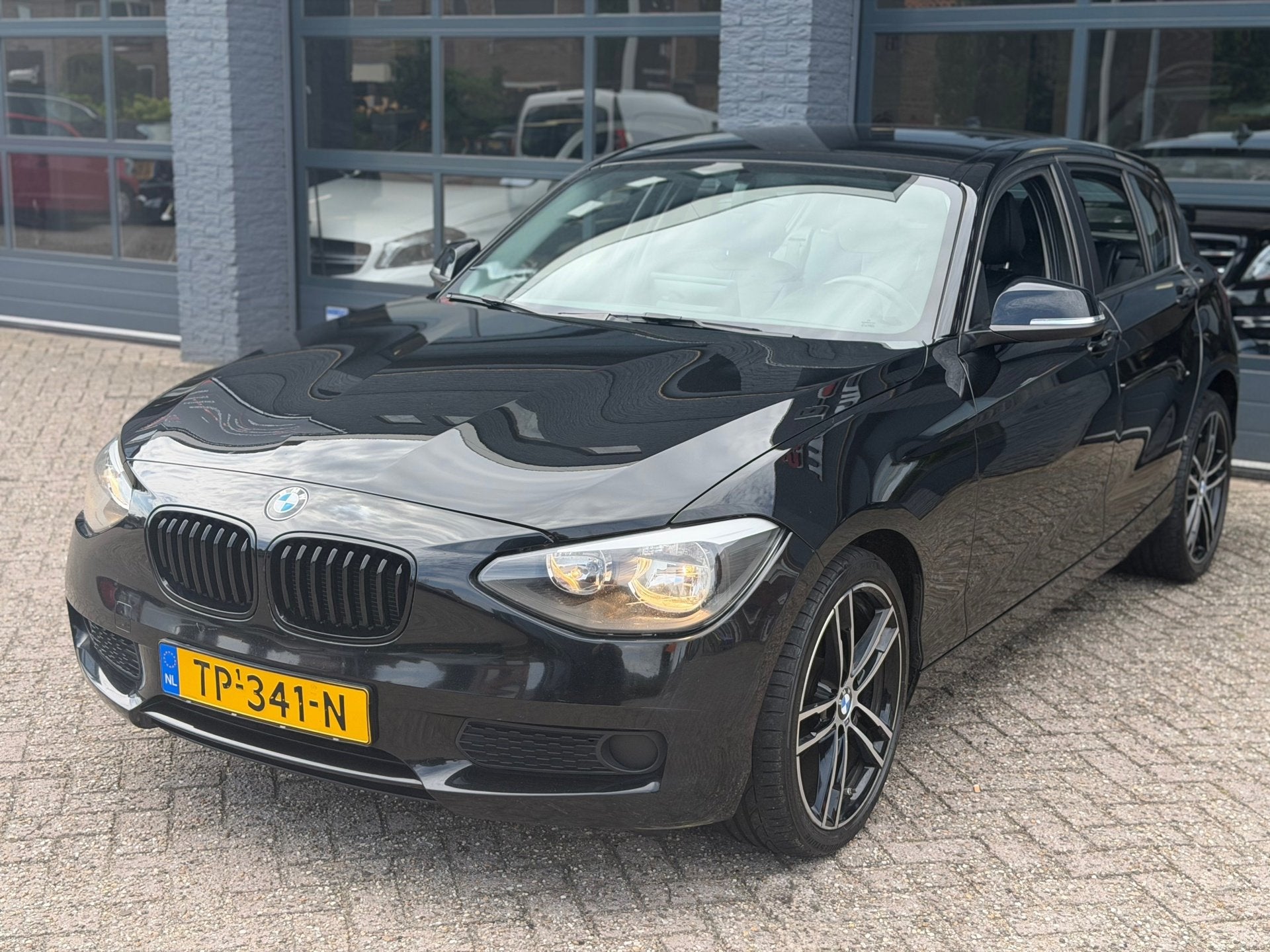 BMW 1-serie 116i Executive Leer|XlNavi|Stoelvw|Pdc|Sport|Nap, Gebruikt, 4 cilinders, Zwart, 650 kg