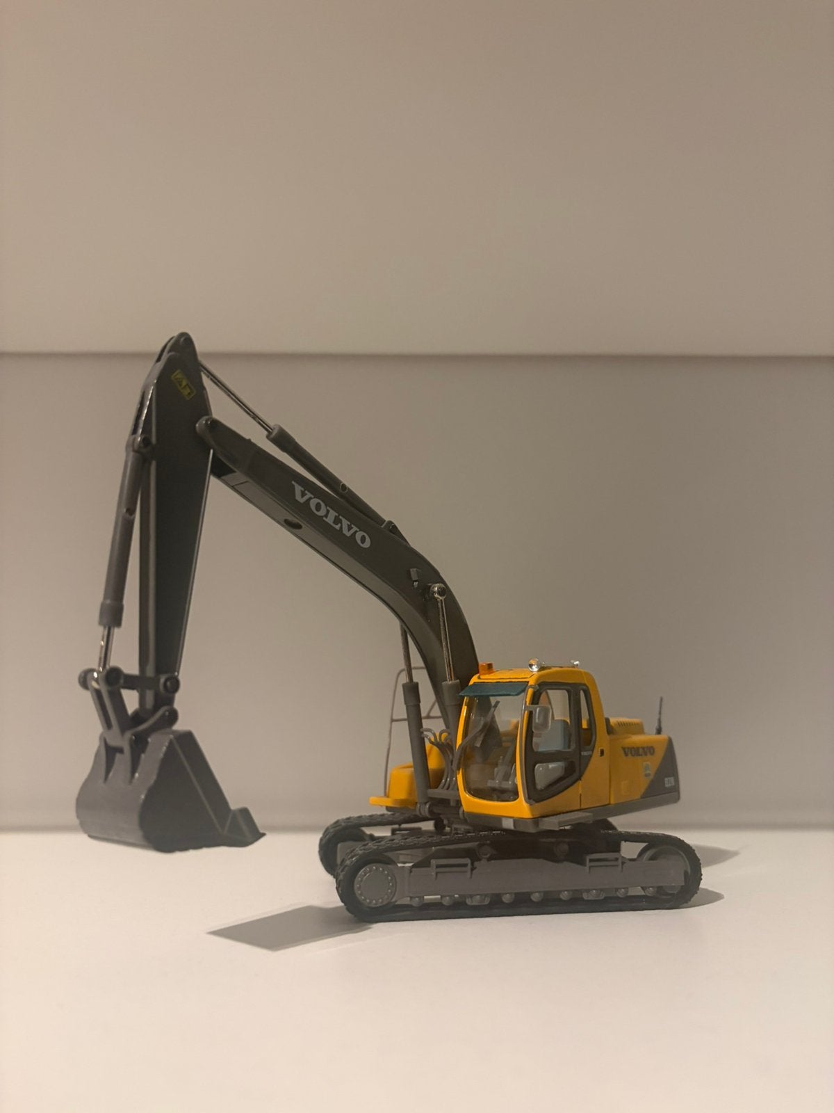 1:50 volvo model kraan/graafmachine, Ophalen of Verzenden, Zo goed als nieuw, Hijskraan, Tractor of Landbouw, Tekno