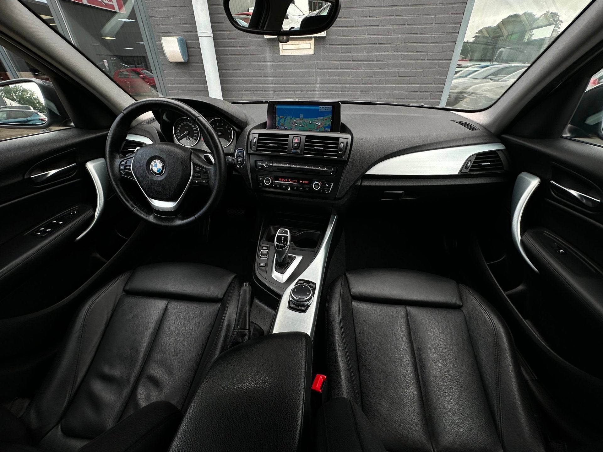 BMW 1-serie 125i High Executive/1STE EIG/218-PK/CAMERA/NAVI/, Auto's, Dealer onderhouden, Gebruikt, Zilver of Grijs, 16 km/l