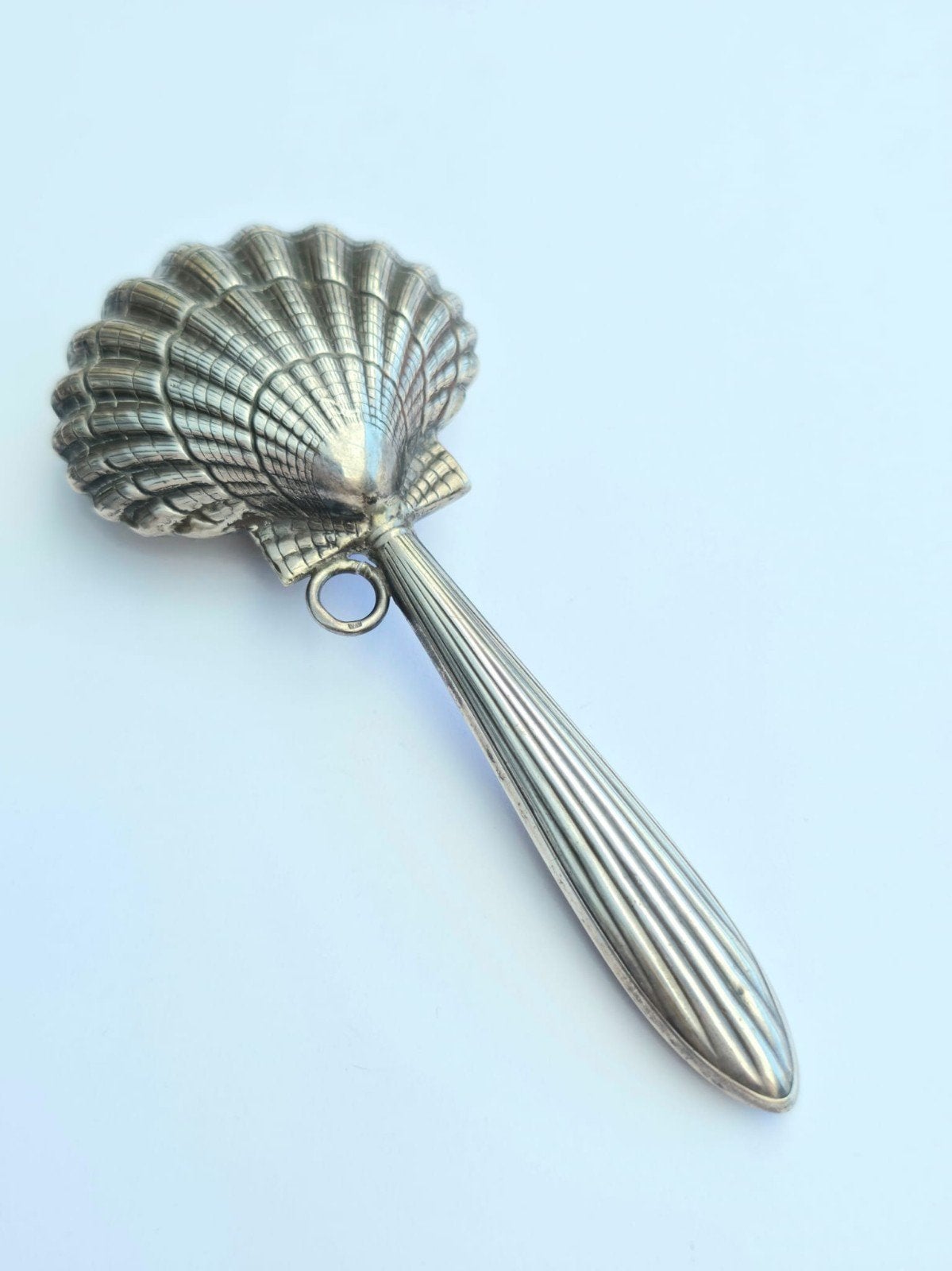 Antieke Zilveren Rammelaar
Jacobsschelp
Lengte 21 cm
Gekeurd, Antiek en Kunst, Antiek | Goud en Zilver, Verzenden