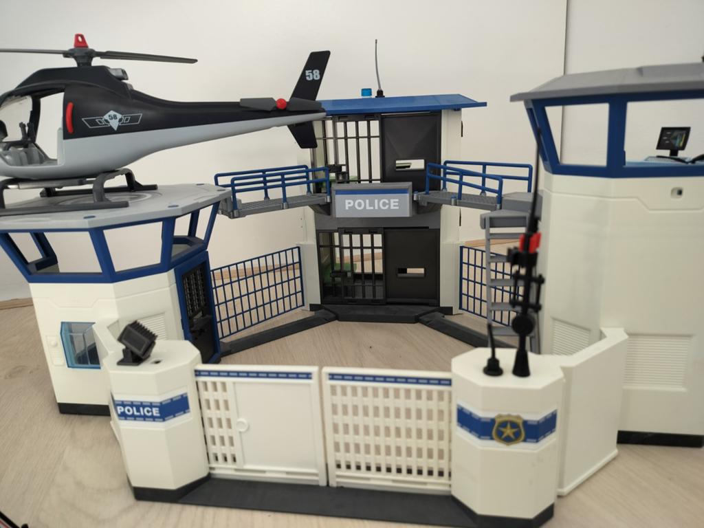 Playmobil Politiebureau met Helikopter en Gevangenis, Ophalen of Verzenden, Zo goed als nieuw, Complete set